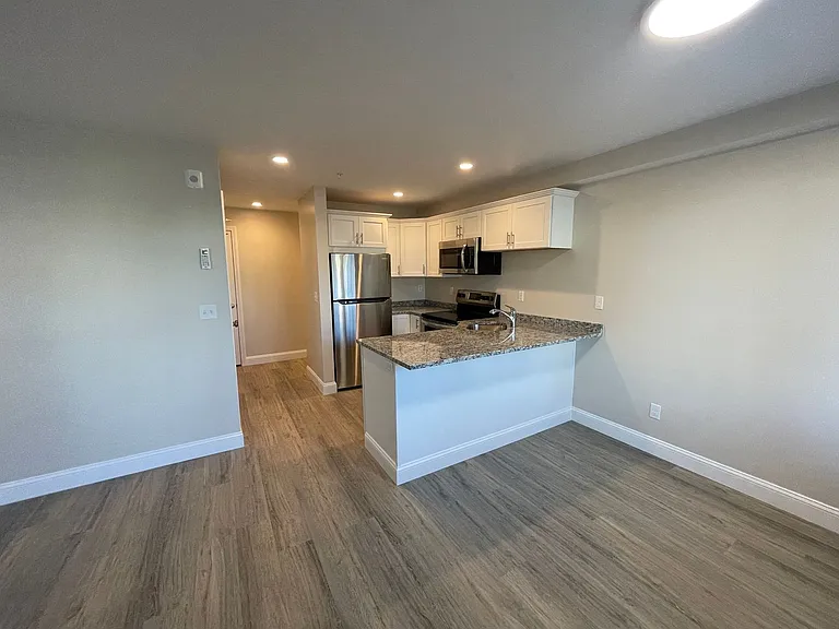 129 Kenoza Ave — Photo 4