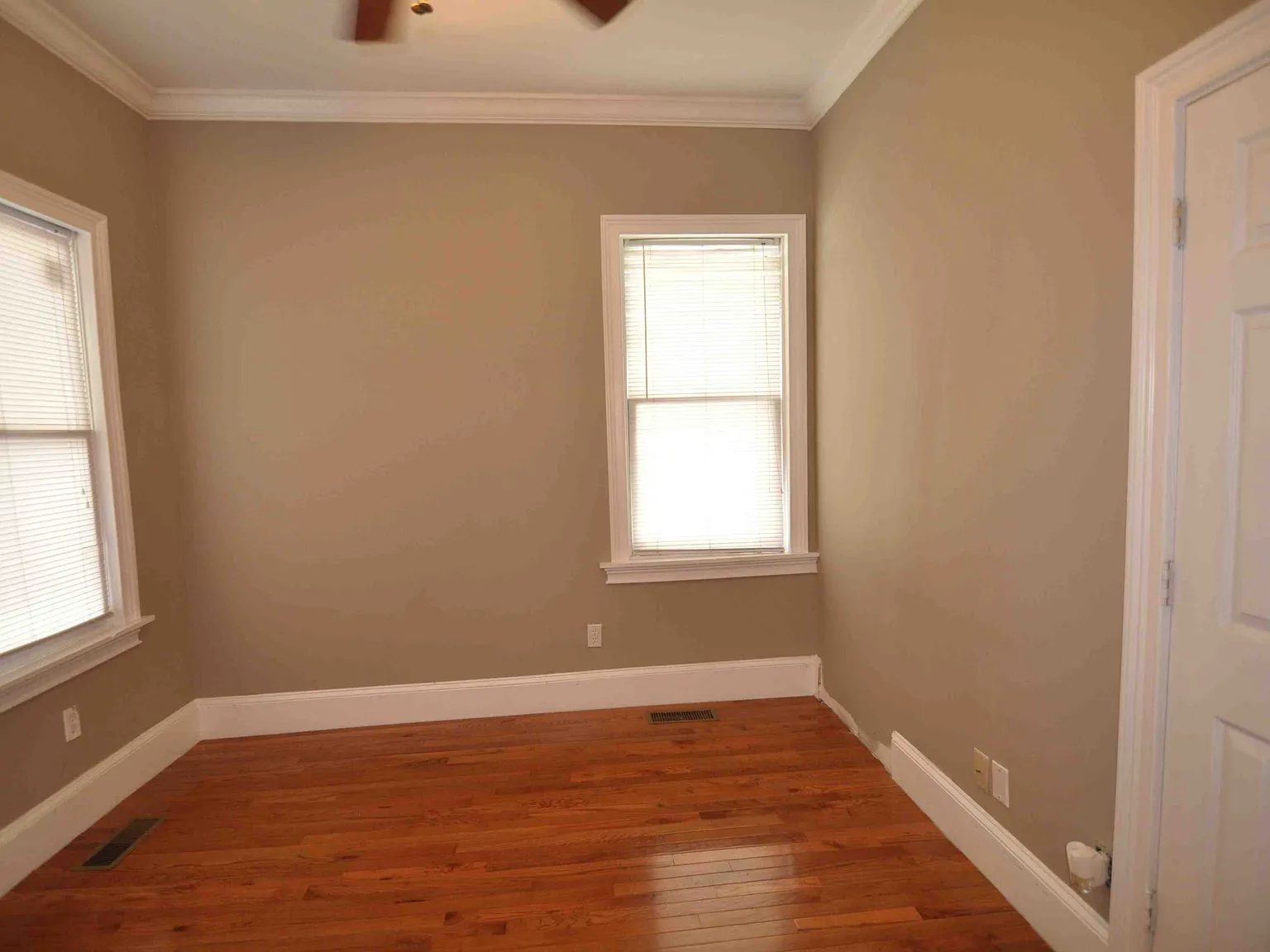 3 bed, 1275 sqft, $2,100 — Photo 2