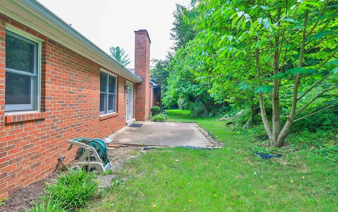 3 bed, 2400 sqft, $2,400 — Photo 1