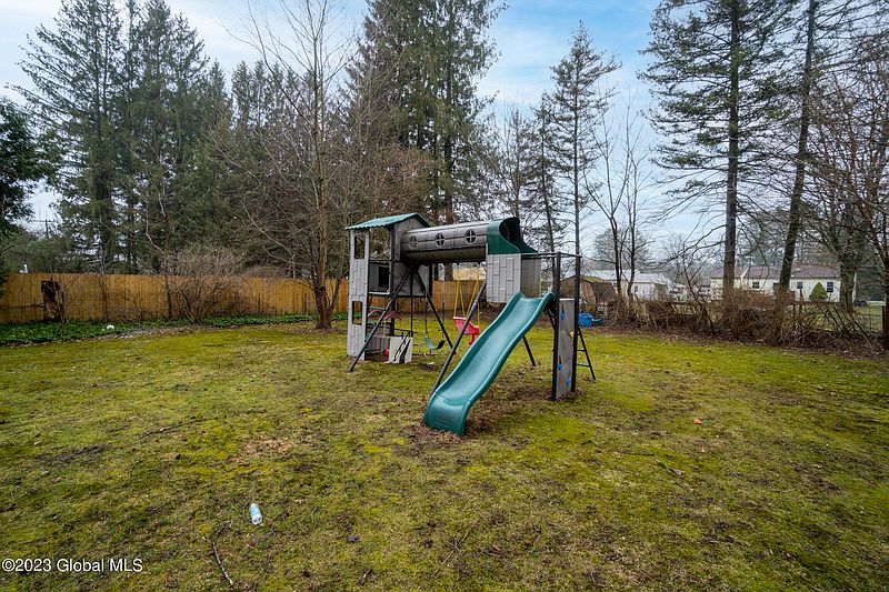 4th image of 8 Maplewood Drive