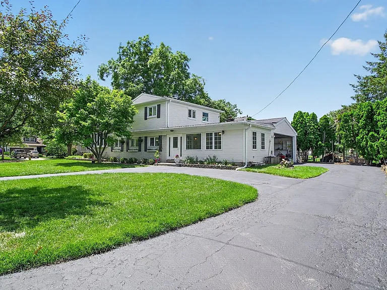 1702 N Beech Rd — Photo 4