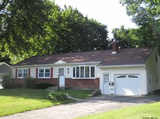 8 Sandalwood Ln, Glenville, NY 12302
