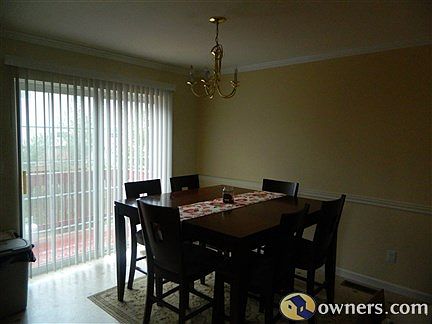 Dining area, sliding doors to back porch