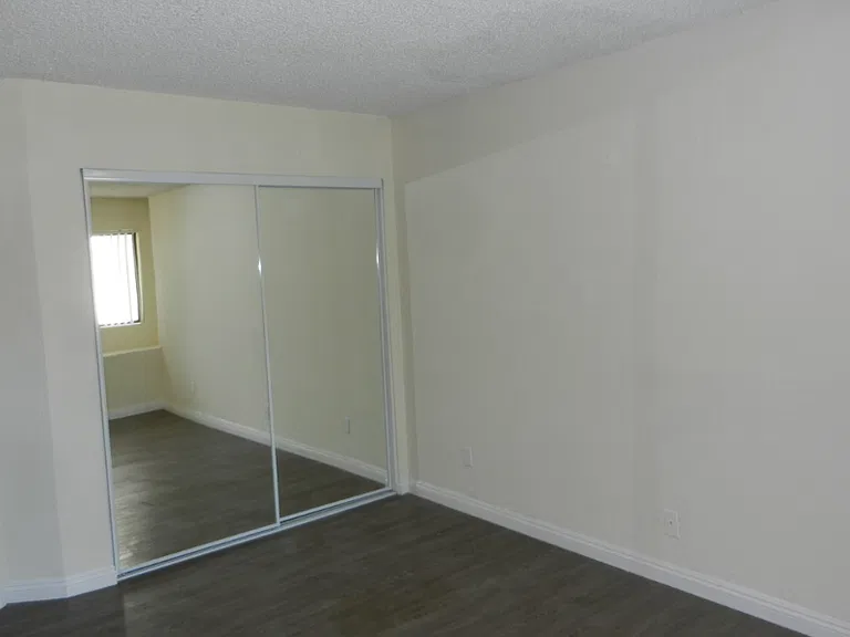 4453 Woodman Ave — Photo 13
