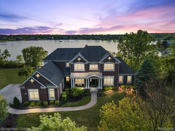 1550 Hunters Lake Dr, Milford, MI 48380