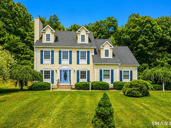 3rd image of 9 Candlewood Lane