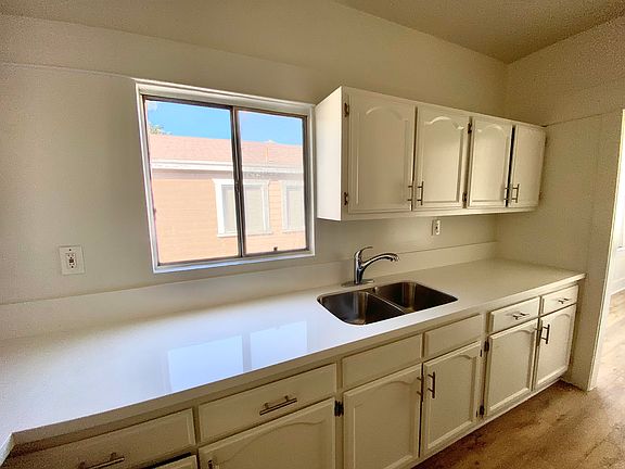 4th image of 702 1/2 W 42nd St