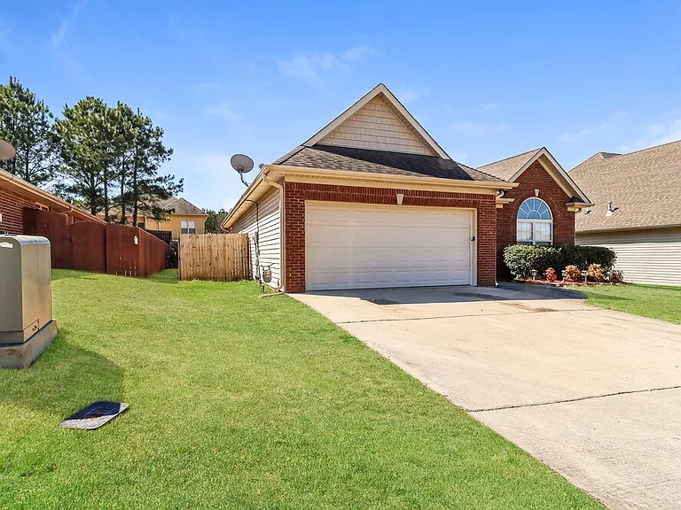 2045 Highview Way — Photo 2