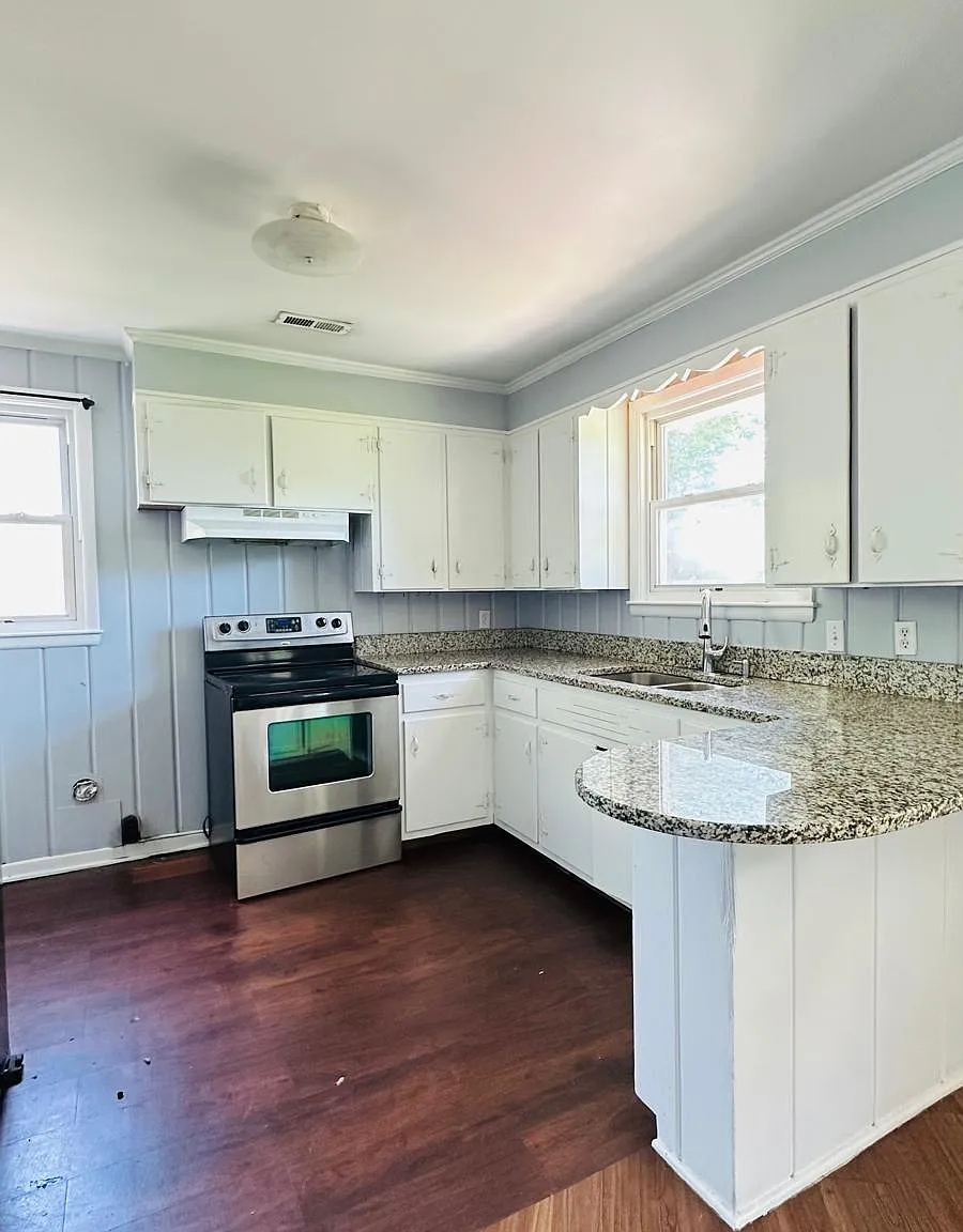 3 bed, 1.5 bath, 1350 sqft, $1,800 — Photo 3
