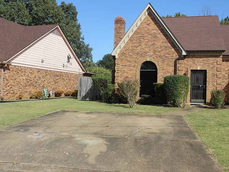 7090 Greenbriar Dr — Photo 2