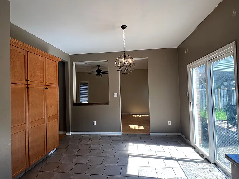 144 Meadowoak Cres — Photo 8