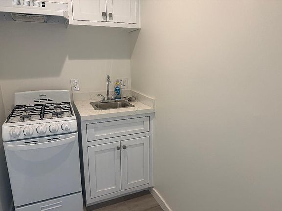 3rd image of 1081 W 19th St #5