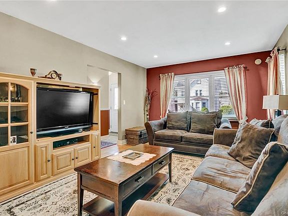 5th image of 46 E Main St