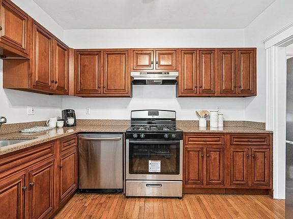 2nd image of 8 Kinross Rd APT 4