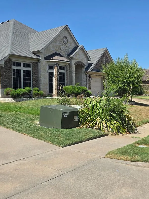 4 bed, 2.0 bath, 2831 sqft, $3,000 — Photo 2