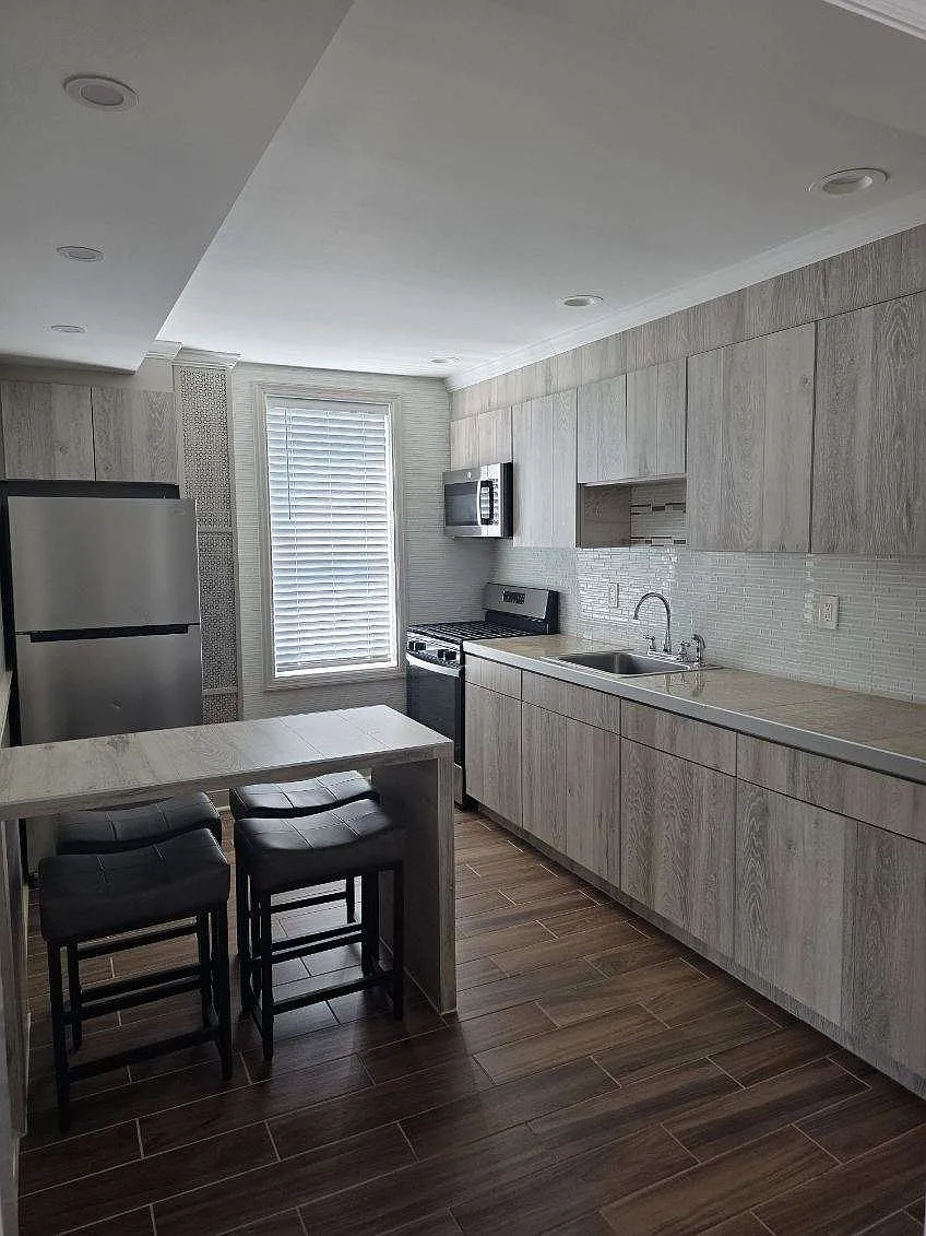 2 bed, 700 sqft, $1,900 — Photo 3