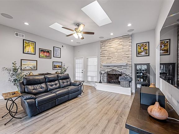 3rd image of 15025 Cypress Hills Dr