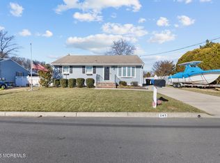 345 Oakland Ave, Belford, NJ 07718