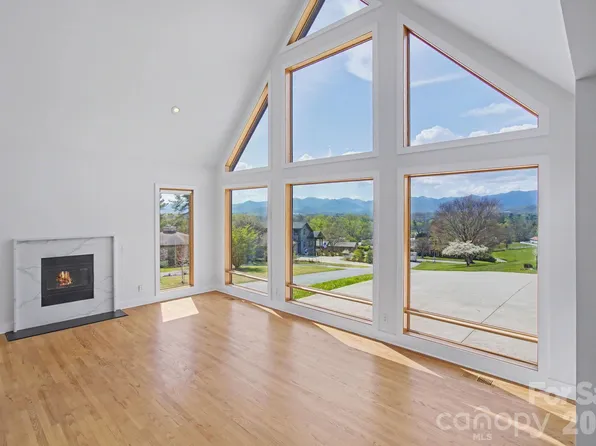 8 Nottingham Dr, Candler, NC 28715