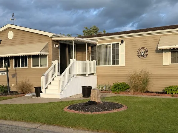 1019 Ridgewood Dr, Lockport, NY 14094