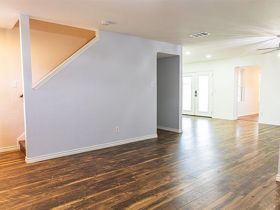 2nd image of 5537 Camarillo Dr