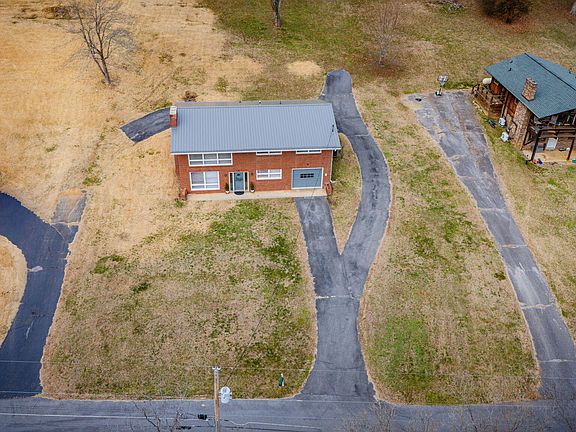 3rd image of 1423 Lakeside Ln