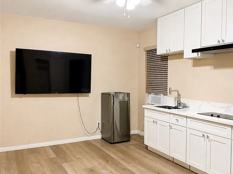 12609 Dupont Dr — Photo 4