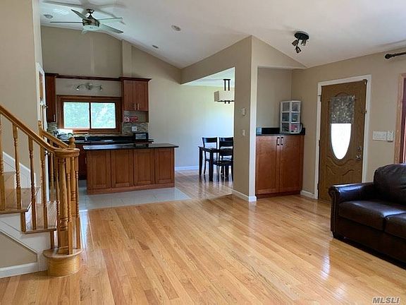 4th image of 11 Hillary Ln
