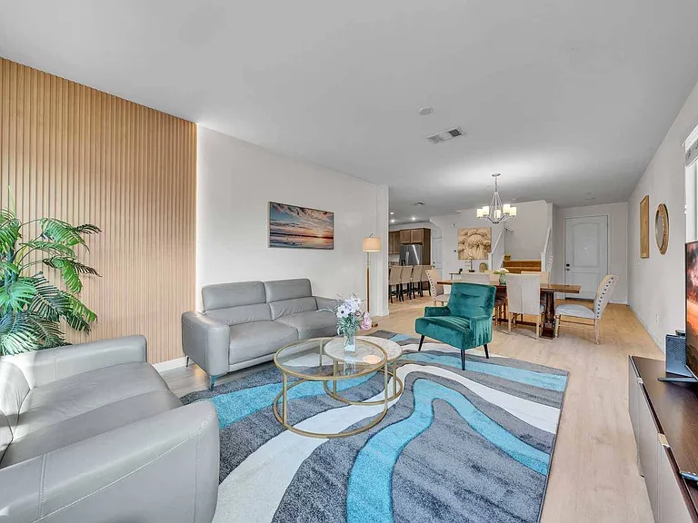 630 W Woodcrest St — Photo 3