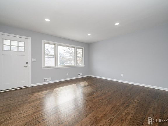 5th image of 311 Chestnut St