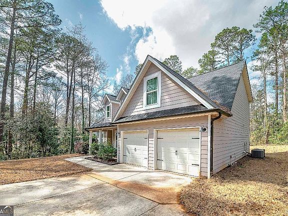 3rd image of 152 Honeysuckle Rd