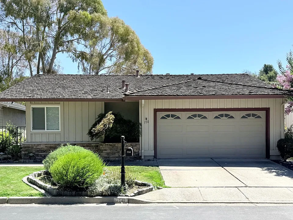 750 Paradise Valley Ct N