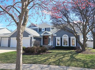 581 Oxford Cir, Elk Grove Village, IL 60007