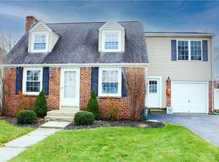 102 Pilgrim Dr, Warwick, RI 02888