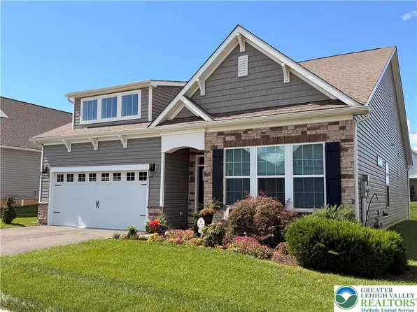 7951 Schaefer Crst, Breinigsville, PA 18031