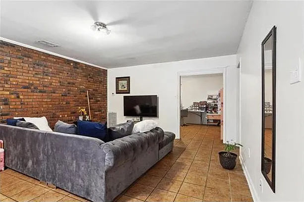 1422 Carrollton Ave — Photo 3