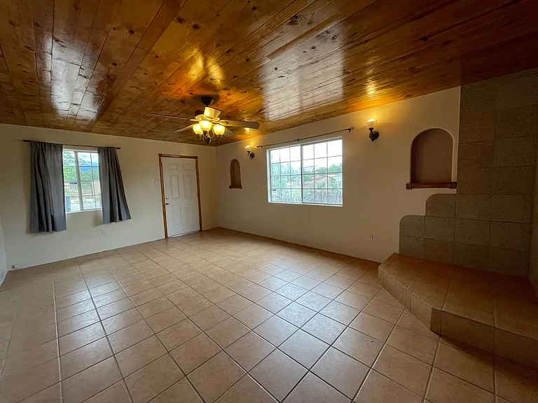 212 S El Rancho Rd — Photo 2