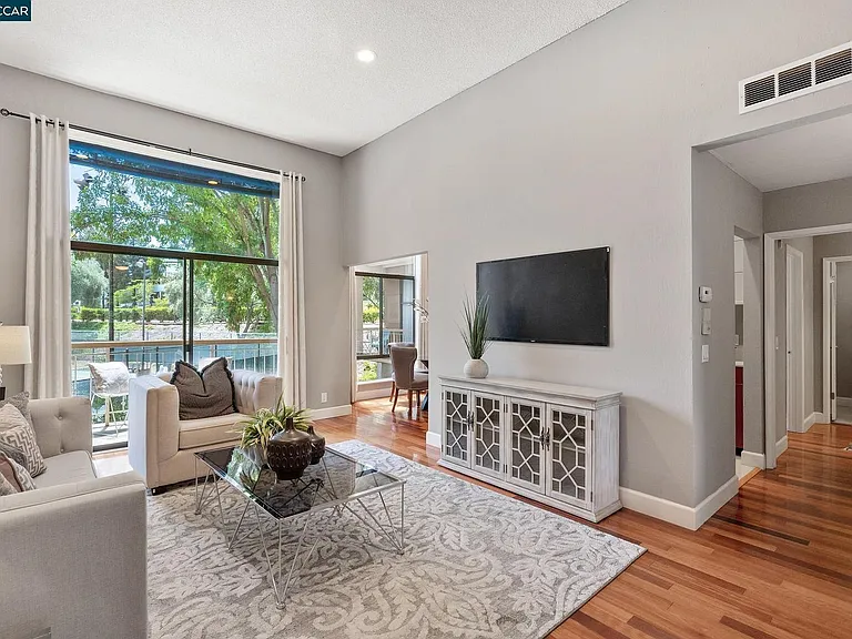 300 N Civic Dr #313 — Photo 4