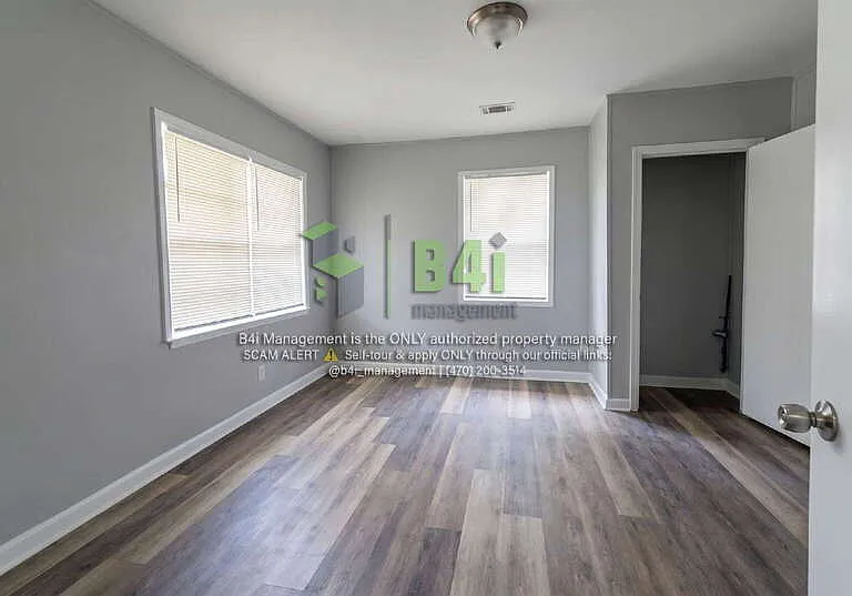 909 E 8th St — Photo 9