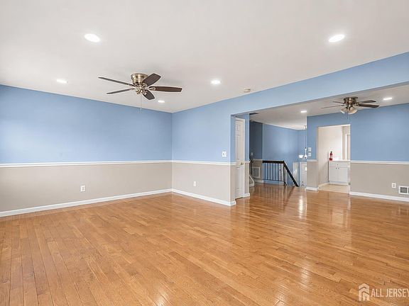 4th image of 3003 N Oaks Blvd