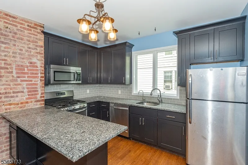 2 bed, 1.0 bath, $2,525 — Photo 2