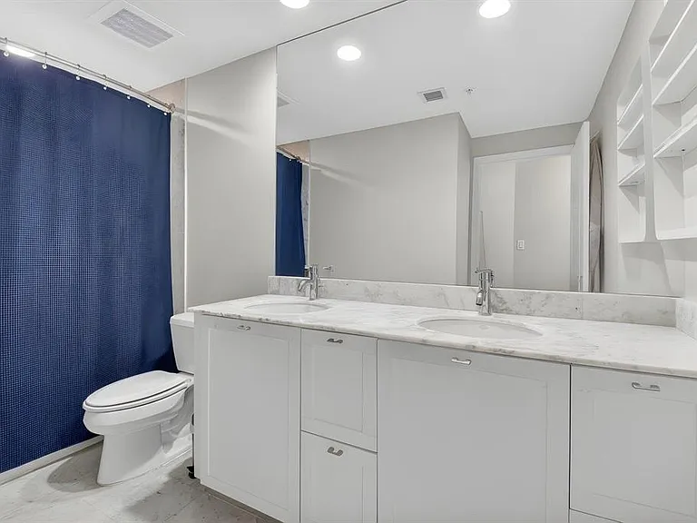 225 NE 1st St #301 — Photo 2