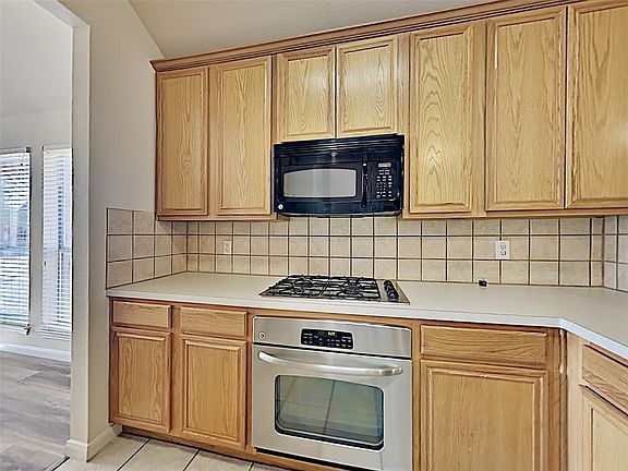 4th image of 302 Wallford Ln