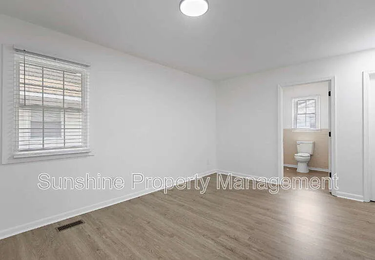 906 37th St — Photo 8
