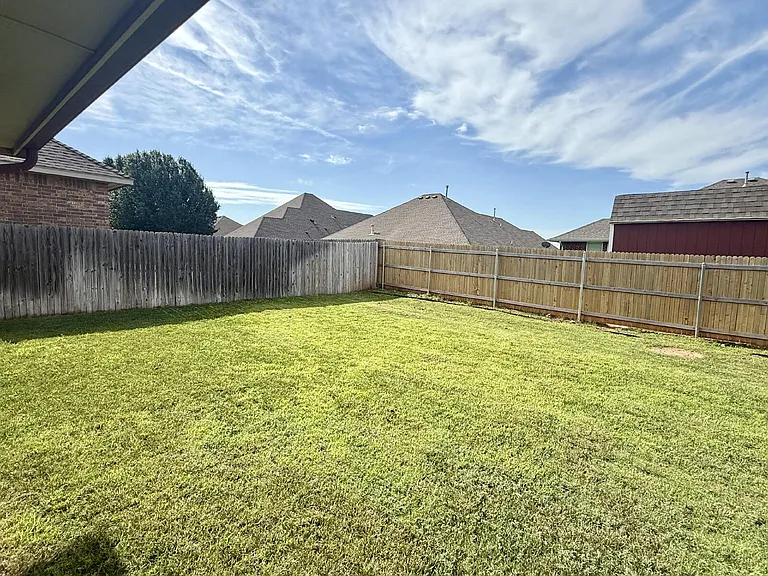 2620 SE 8th St — Photo 6