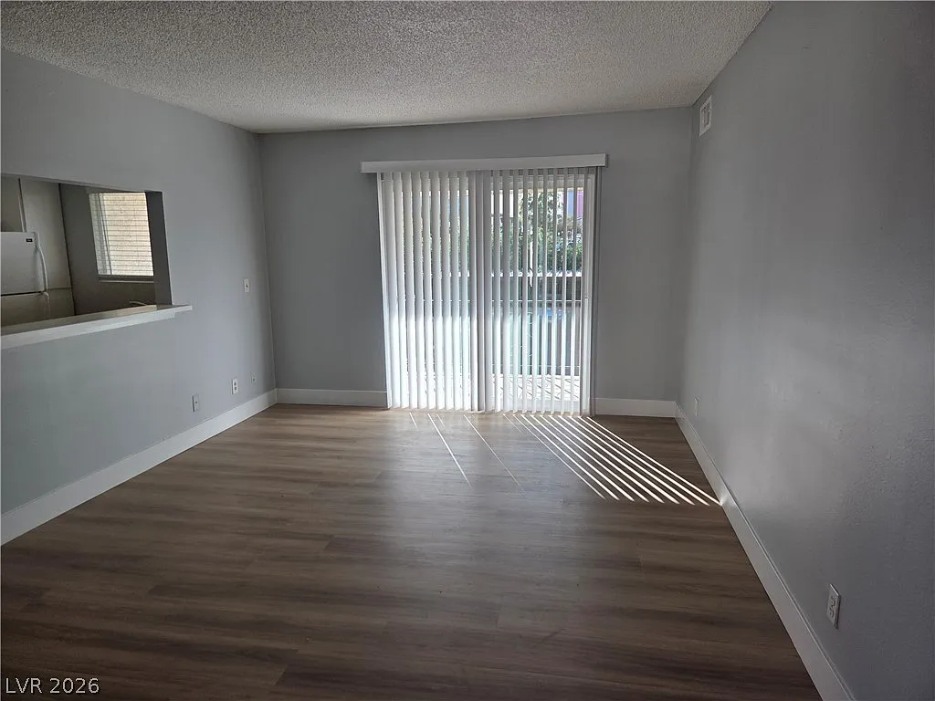 3 bed, 2.0 bath, 1125 sqft, $1,300 — Photo 4