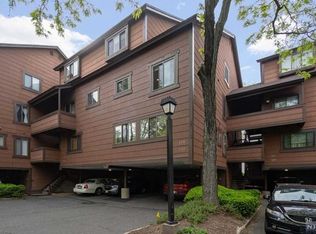 229 Sandcastle Ky, Secaucus, NJ 07094