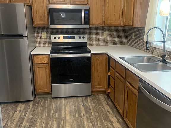 3rd image of 585 Slater Dr Unit 1