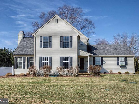 2nd image of 102 Newbury Ct