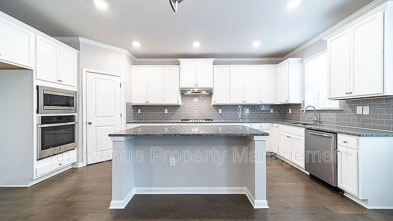 6 bed, 4.0 bath, 2967 sqft, $2,500 — Photo 4